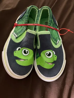 7 FishFlops canvas Sneakers turtle - size Shoes:           7 & 7.5 (Little Kid)
