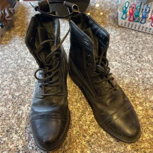 BLACK LACE UP ARIAT SIZE 5